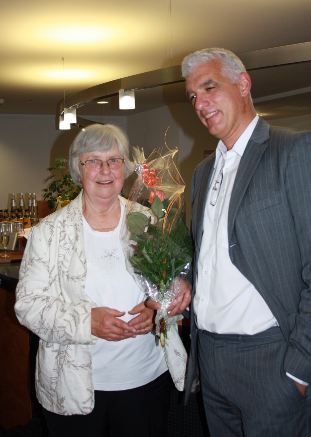Siegrid Henschke mit Vorstand Frank Baer