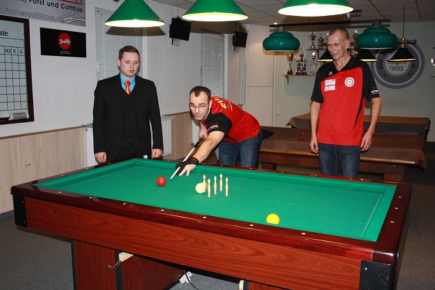 Thomas Richter (M.) demonstriert René Hammel (l.) und Mirko Laube (r.) einige Spielzüge beim Kegelbillard