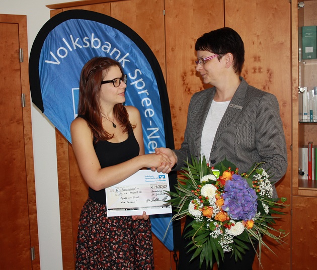 Teamleiterin der Volksbank Spree-Neiße in Spremberg Heike Krenitz-Fleischer (rechts) gratuliert Aline Munitzk zu ihrem Gewinn